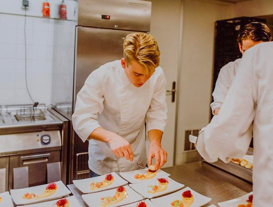 Daan die arancini kookt op een diner